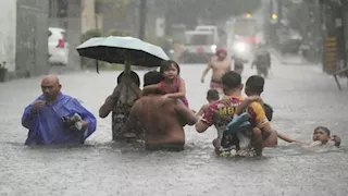 "انهيارات أرضية وإغلاق مطارات".. العاصفة بوالوي تضرب وسط الفيتنام