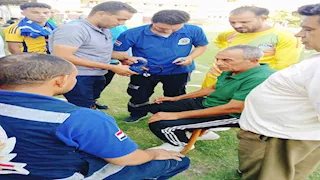 "علاج على خط الملعب".. مدرب يتحدى "ضغط الدم" ويواصل قيادة فريقه بكفر الشيخ