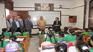 محافظ أسيوط يوجّه بإعادة تدوير الشاشات القديمة لاستخدامها في تدريب الطلاب