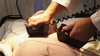 معجزة على سرير الطوارئ.. مريض ينجو من الموت بعد توقف قلبه 46 دقيقة ببورسعيد