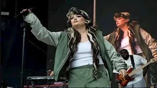 فيديو لحظة سقوطها على المسرح.. لولا يونج توجه رسالة اعتذار لجمهورها