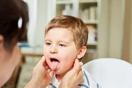 ما هو السن المناسب لجراحة اللوز واللحمية؟