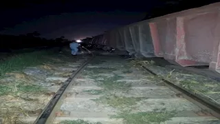  وصول أوناش السكة الحديد لرفع عربات قطار البضائع في بني سويف- صور