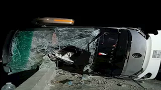  ارتفاع ضحايا حادث انقلاب أتوبيس على صحراوي المنيا لـ6 وفيات و15 مصابًا