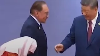 بالفيديو.. زوجة رئيس وزراء ماليزيا تثير الجدل بعد رفضها مصافحة الرئيس الصيني