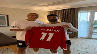 محمد صلاح يهدي قميصه للوافد الجديد في منتخب مصر