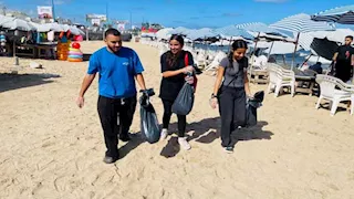 بمشاركة 35 شابًا.. حملة تطوعية لتنظيف شاطئ السلسة من البلاستيك بالإسكندرية -صور