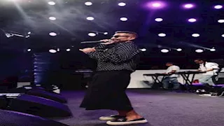 "بين الغرابة والأناقة".. 15 صورة لـ نجوم ونجمات ظهرن بإطلالات أثارت الجدل