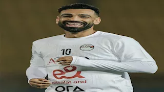 محمد صلاح يفاجئ عروسين بفندق الإقامة والعريس يوجه طلبًا (فيديو)