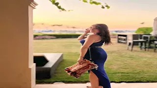   نرمين الفقي تودع الصيف بفستان أزرق جريء والجمهور يعلق (صور)