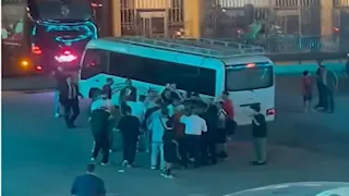 لقطات لم تنقلها كاميرات القمة.. محاصرة محترف الزمالك و "حفلة" جماهير الأهلي (فيديو)