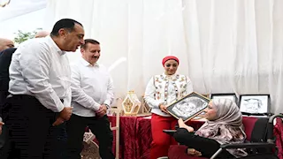 هوصّل سلامك للريس.. ماذا دار بين رئيس الوزراء وفتاة ترسم بقدميها في المنوفية؟