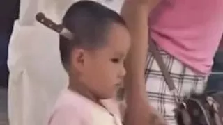 بكل هدوء.. أم تصطحب طفلتها إلى المستشفى بعد غرس سكين في رأسها