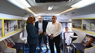 مدبولي يتفقد وحدة المكتبة المتنقلة بقرية شمّا بالمنوفية