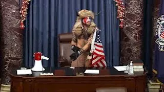 شهير بذي القرنين.. رجل يدّعي أنه الرئيس الأمريكي الحقيقي يقاضي ترامب