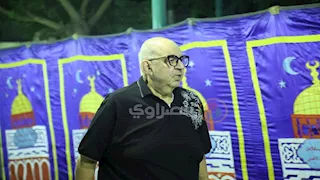 محمد التاجي يصل عزاء والدة الفنان حمادة بركات.. صور