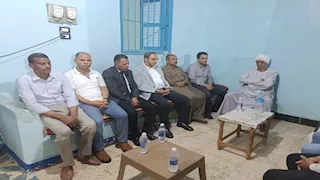 بالصور.. محافظ قنا يقدم واجب العزاء في شهيد العمل بقرية المراشدة