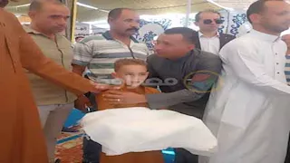 بالفيديو والصور- طفل ينهي الثأر في بني سويف.. ابن القتيل يتسلم "كفن الصلح" لإنهاء نزاع دموي