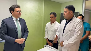 وزير الثقافة يزور سليم سحاب بالمستشفى للاطمئنان على صحته