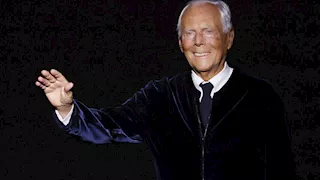 وفاة مصمم الأزياء العالمي جورجيو أرماني عن عمر 91 عامًا