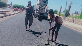 حملة لترميم الأسفلت وإصلاح المطبات بطريق مدخل دهب في جنوب سيناء (صور)