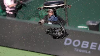 سرب من النحل.. توقف مباراة كرة قدم لسبب غريب