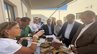 وزيرا الزراعة والشؤون النيابية يتفقدان أحد النماذج التعاونية المنتجة بجنوب إيطاليا