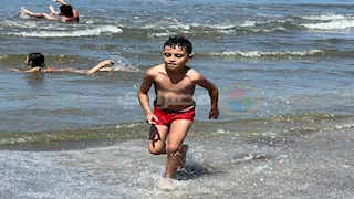 بهجة الأطفال تخطف الأنظار.. إقبال المصطافين على شواطئ بورسعيد (صور)