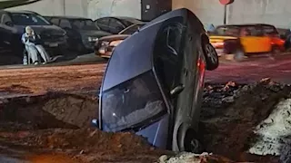 سقوط سيارة بحفرة صرف صحي بالإسكندرية.. والشركة تعتذر وتتكفل بالإصلاح 