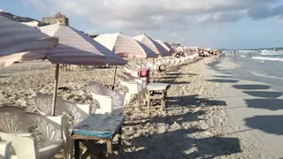 موج البحر يرتفع فجأة.. الرايات الحمراء تمنع السباحة بشواطئ الإسكندرية (صور)