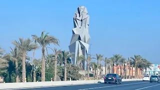 ‬بعد الجدل حوله.. مصمم تمثال المتحف الكبير يكشف سر تصميمه المستوحى من الأهرامات