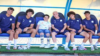 "عُمر" طفل يرسم البهجة في تدريب النادي المصري ببورسعيد - صور