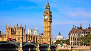 لندن.. رجال الإطفاء يكافحون لإخماد حريق في مبنى مكون من 9 طوابق