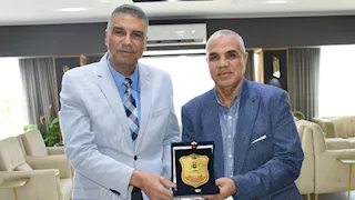 محافظ أسوان يكرم وكيل مديرية الإسكان لبلوغه سن التقاعد