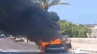 "العربية تفحمت".. السيطرة على حريق سيارة ملاكي بكورنيش الإسكندرية (صور)