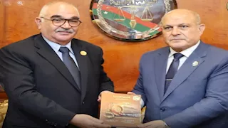 رئيس قضايا الدولة يهنيء رئيس النيابة الإدارية ويهديه كتاب "صفحات من نور"