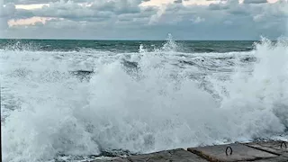 مصدر بيئي يفسر ارتفاع حركة الأمواج وانحسار المياه على شواطئ مصر (صور)
