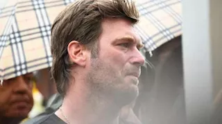 انهيار النجم التركي كيفانش تاتليتوغ "مهند" في جنازة صديقه خالد يوكاي