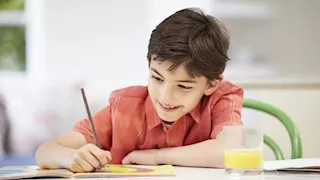 4 طرق تدعم صحة دماغ طفلك خلال المذاكرة