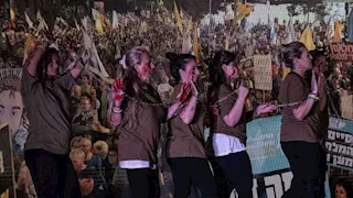 آلاف الإسرائيليين يتظاهرون مطالبين بالتوصل إلى اتفاق.. و"أسطول الصمود العالمي" يؤجّل إبحاره إلى غزة   