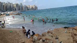 منع نزول البحر بشواطئ العجمي والقطاع الغربي بالكامل في الإسكندرية- صور