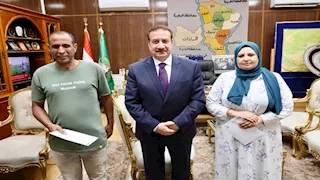 محافظ المنوفية يكرم مديرة مركز تلا التكنولوجي ومسؤول الخزينة لردهما مبلغًا لصاحبه