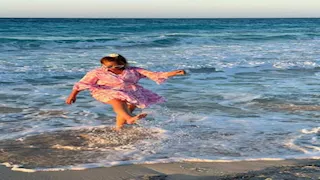 "بفستان قصير".. أحدث جلسة تصوير لـ ليلى علوي وهي تلعب مع أمواج البحر