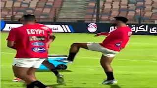 لم ترصدها الكاميرات.. لقطة خاصة بين صلاح وتريزيجيه في مران المنتخب - فيديو