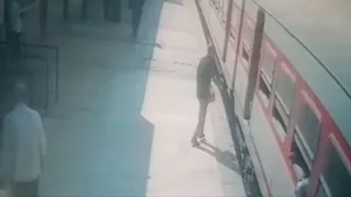 إنقاذ مواطن من الموت أسفل عجلات القطار بمحطة طما -(فيديو)