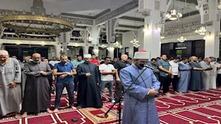 مساجد السويس تصلى لزوال الخسوف (صور) 