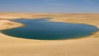 بالصور- بحيرة تظهر فجأة في صحراء المنيا.. ما القصة؟