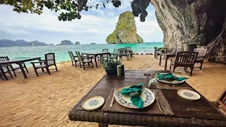 حكاية أغرب مطعم في العالم.. يقدم أطباقا تطفو في الهواء