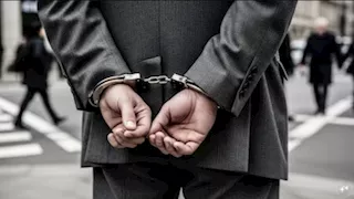 رجل يضع كاميرا مخفية للسيدات- وهكذا اكتشف أمره