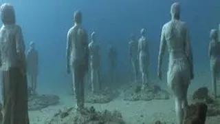 بالصور.. تماثيل غارقة تحكي قصص اللاجئين في أعماق البحار